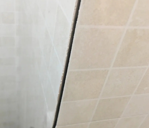 宁海瓷砖空鼓维修公司分享阳台瓷砖脱落的修复过程可以分为以下几个步骤