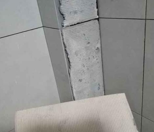 宁海瓷砖空鼓维修公司分享下厨房瓷砖脱落的补救措施。